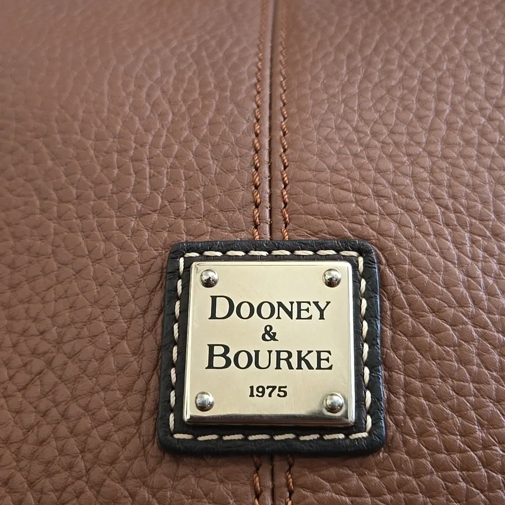 Dooney & Bourke chic crossbody
